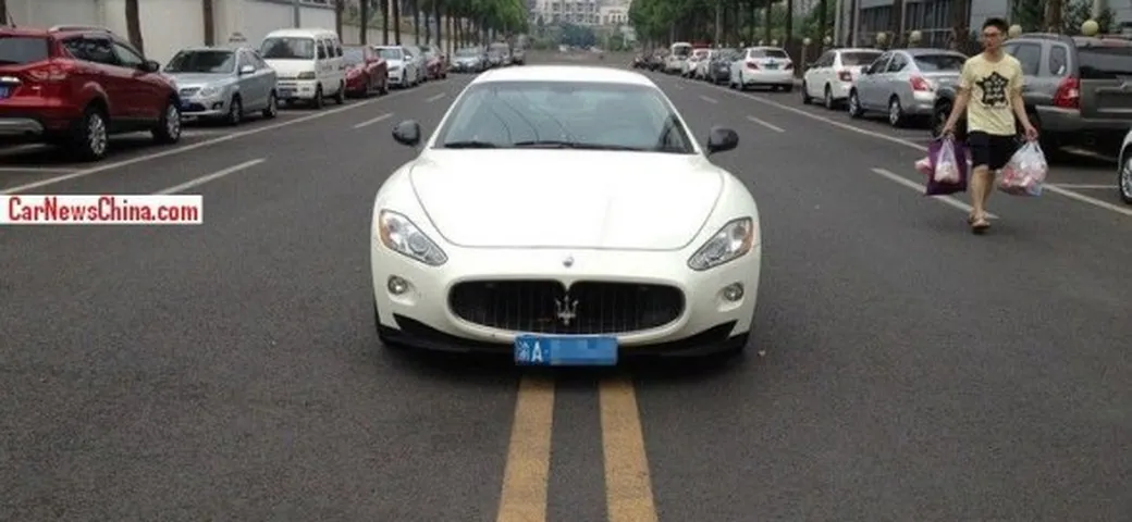 Parcheggia la Maserati a centro strada. Vigile la lascia andare!