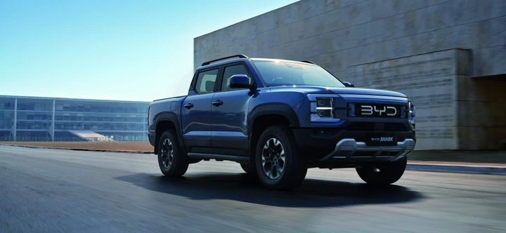 BYD Shark debutta in Europa: il pick-up da 436 CV arriva con la tecnologia Super Hybrid DMO