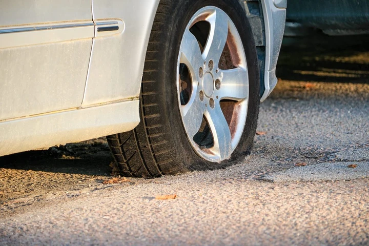Perde una gomma e guida sul cerchione in autostrada: era ubriaco