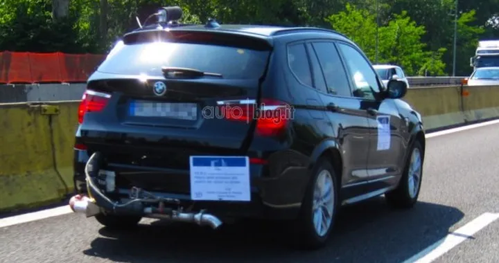 BMW X3: foto spia di uno strano esemplare