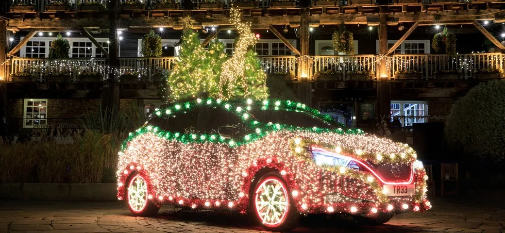 Nissan LEAF TREE: auto elettrica che alimenta le sue luci di Natale
