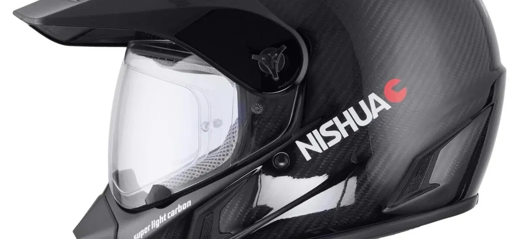 Ultra-leggero e super resistente: il casco in carbonio che ogni biker sogna
