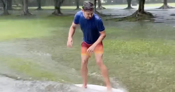 Casey Stoner: surf in giardino sotto la pioggia (Video)
