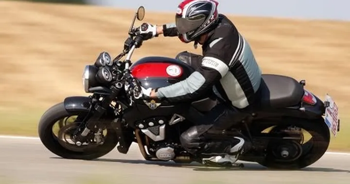 Follia in strada con la moto