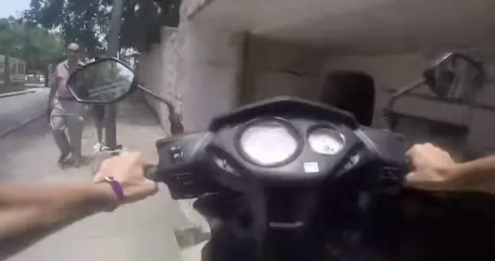 Cade con lo scooter in modo incomprensibile [Video]