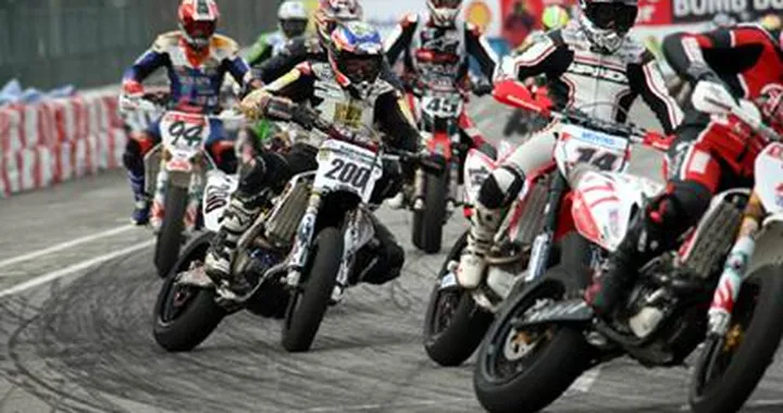 Piloti della GP "bastonati" nelle Supermoto al Motorshow