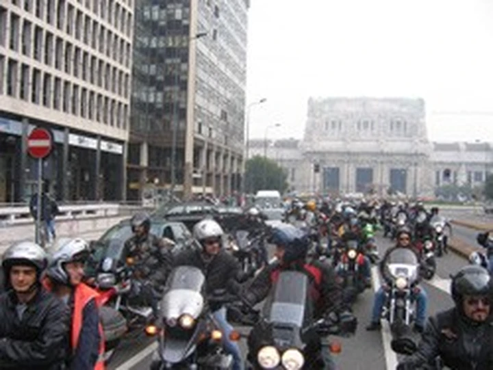 Motocivismo in protesta davanti alla Provincia e Comune di Milano