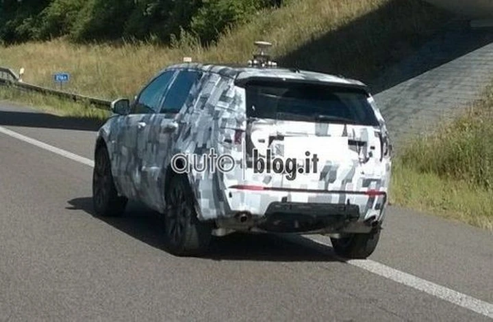 Land Rover Discovery Sport: le foto spia di un nostro lettore