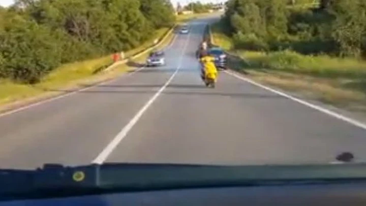 Scooter fa lo slalom contromano tra le auto [Video]