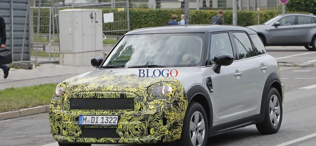 MINI Countryman: foto spia del facelift