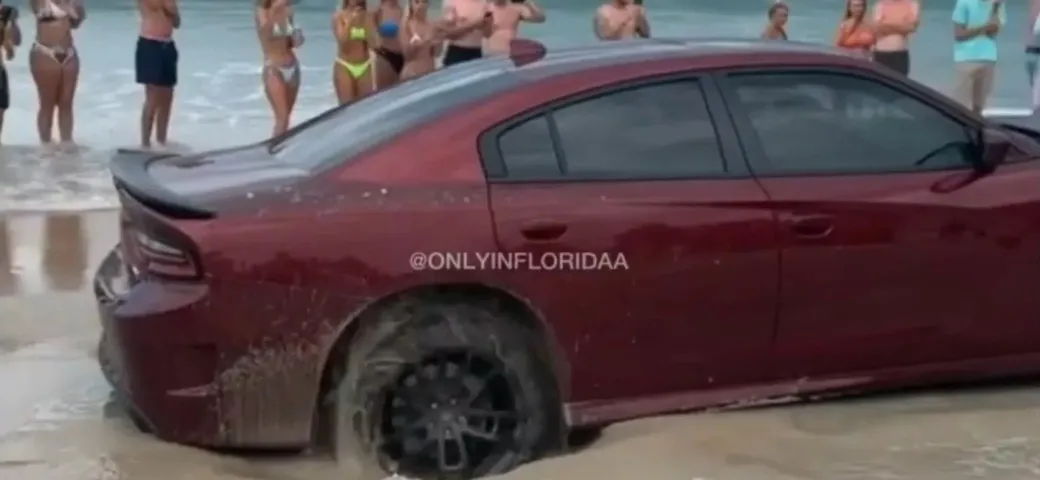 Come non soccorrere un'auto arenata sulla spiaggia [Video]