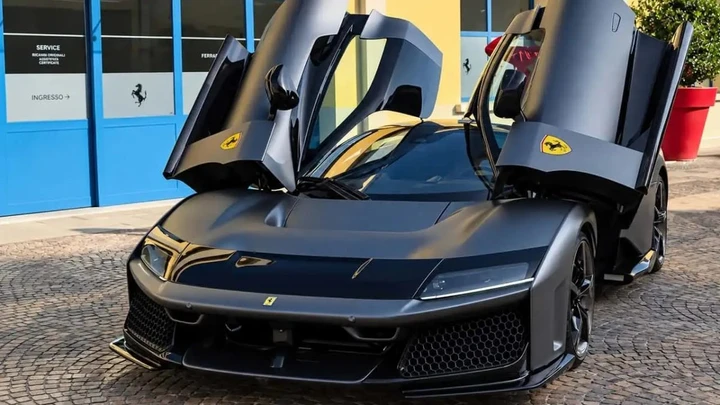 Ibrahimovic si regala una Ferrari da 3,6 milioni per i suoi 45 anni: è la più potente di sempre