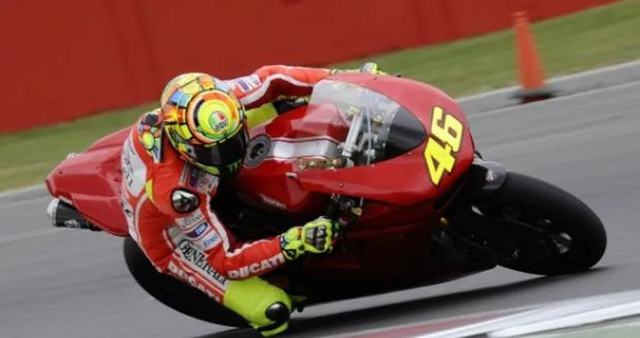 Valentino Rossi oggi a Silverstone con la 1198, Stoner a Jerez con la nuova Honda 1000