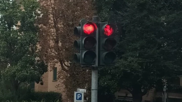 Il semaforo rosso mostra il Cavallino Rampante: dove si trova