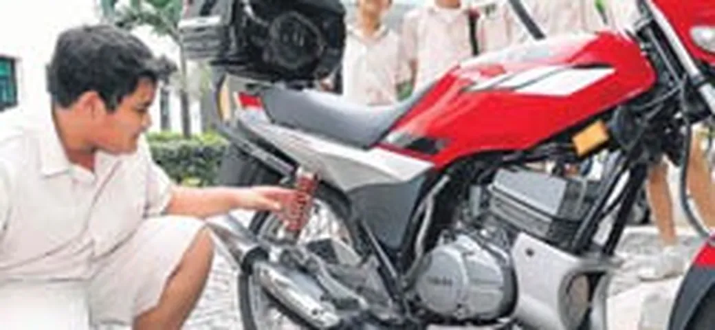Riparazione dei motocicli tra le lezioni delle superiori a Singapore
