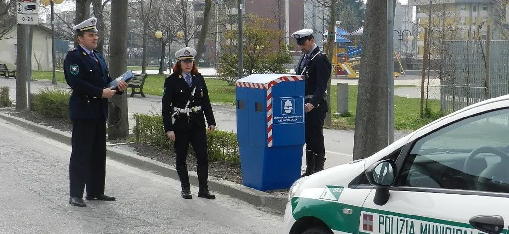 Supera il limite di 1 km/h: multa di 45 euro