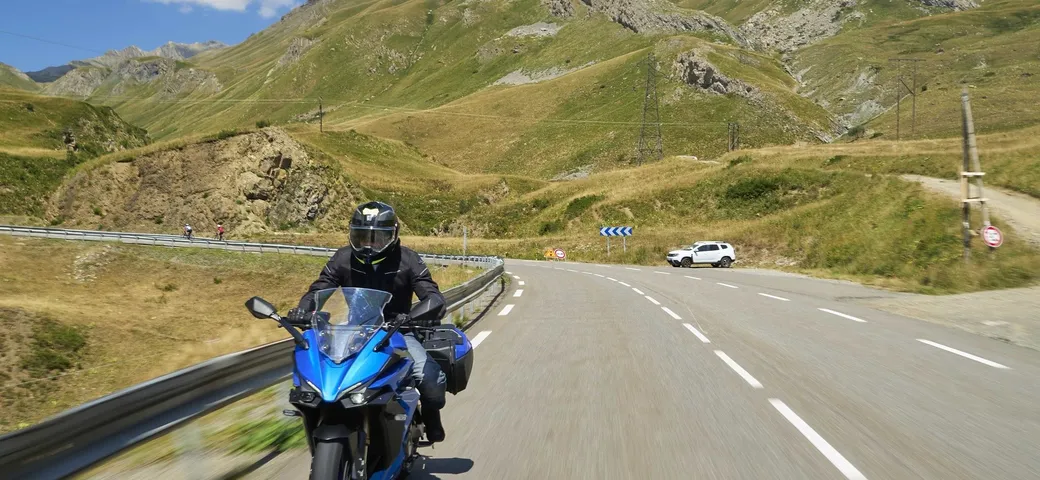 Suzuki, la GSX-S1000GT Experience conquista le Alpi