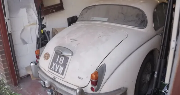 Una Jaguar del 1960 esce dal garage dopo 53 anni: riusciranno a riaccenderla?