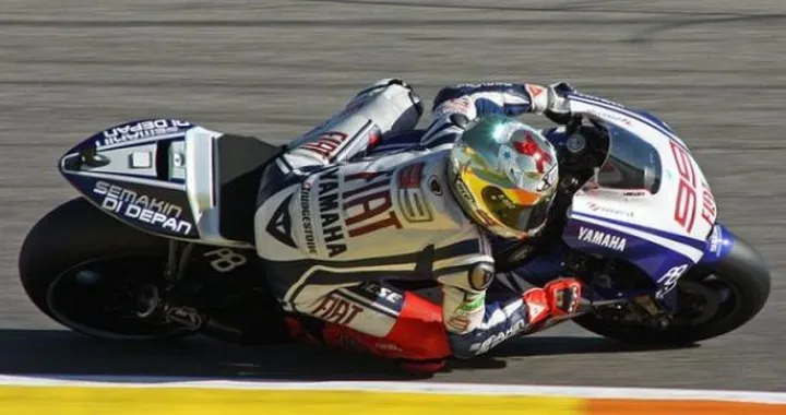 MotoGP: Jorge Lorenzo chiude il mondiale 2010 con una vittoria. Casey Stoner e Valentino Rossi sul podio