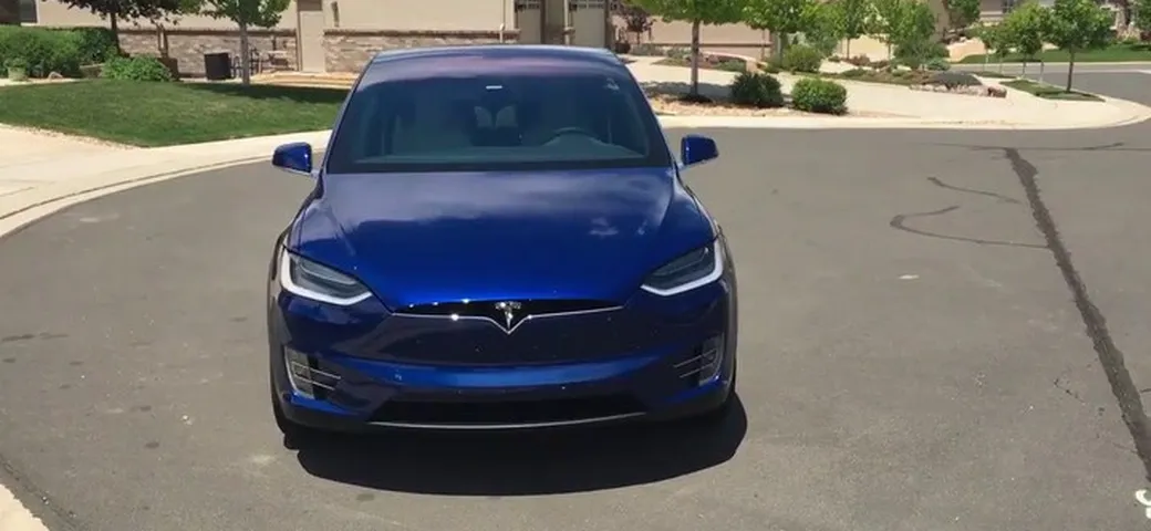 Tesla Model X: la chiusura automatica delle portiere