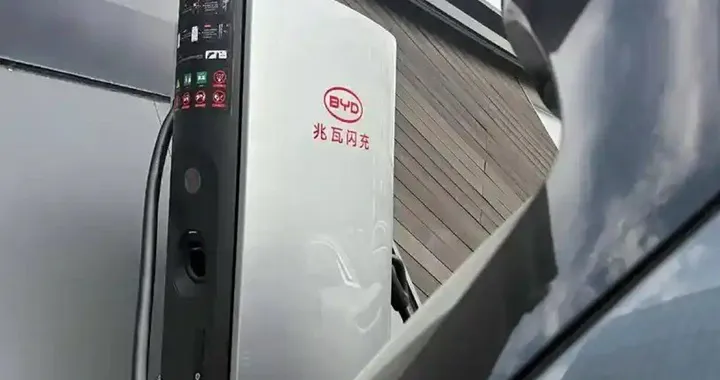 BYD lancia Flash Charging da 1000 kW, 400 km in 5 minuti