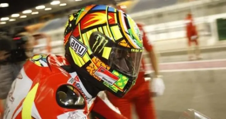 MotoGP: Valentino Rossi debutta in Qatar con un nuovo casco