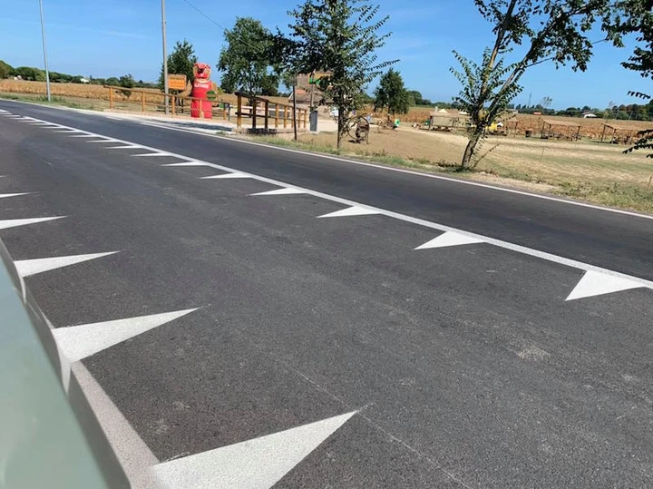 Arrivano i “denti di drago”: il nuovo trucco sulle strade per far rallentare le auto