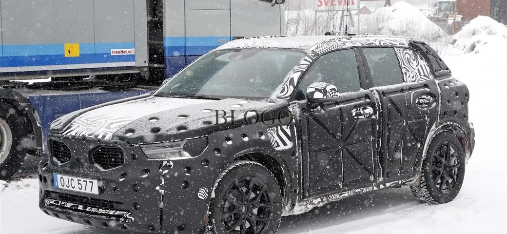 Volvo XC40: foto spia