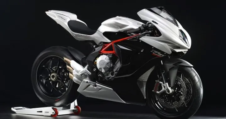 MV Agusta F3 800 2013: 148 CV per 173 Kg