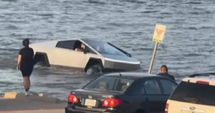 Tesla Cybertruck stavolta sorprende in positivo, attraversando un lago
