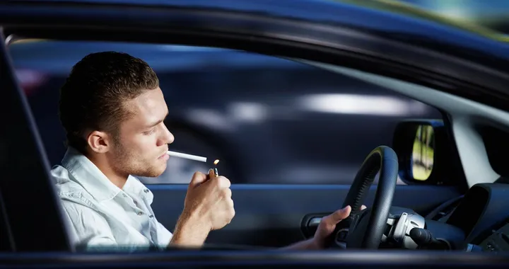 Una sigaretta inquina più di 15 auto diesel: lo studio shock dell’Istituto dei tumori