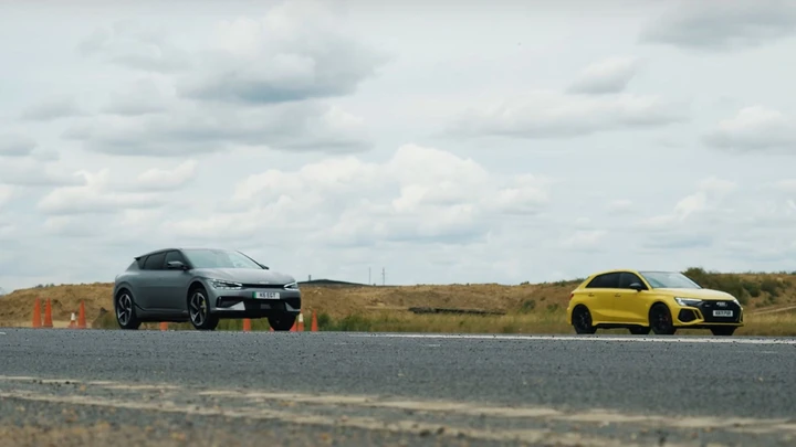 Kia EV6 GT vs Audi RS3 Sportback: chi vince la drag race?