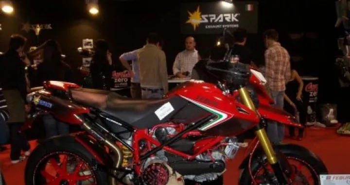 Foto del giorno: nell'attesa mi faccio una Hypermotard