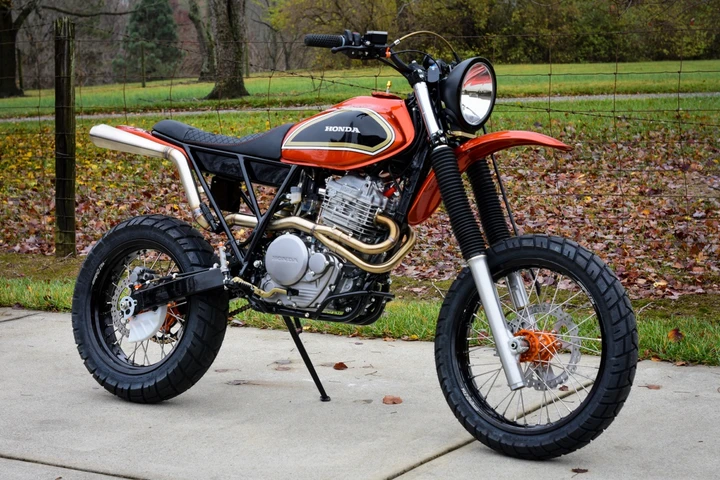 Honda XR650L: la trasformazione scrambler ispirata agli anni ’70