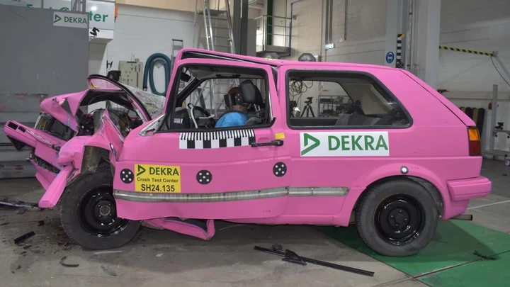 Il crash test della VW Golf del 1989 fa spavento: tutto è cambiato