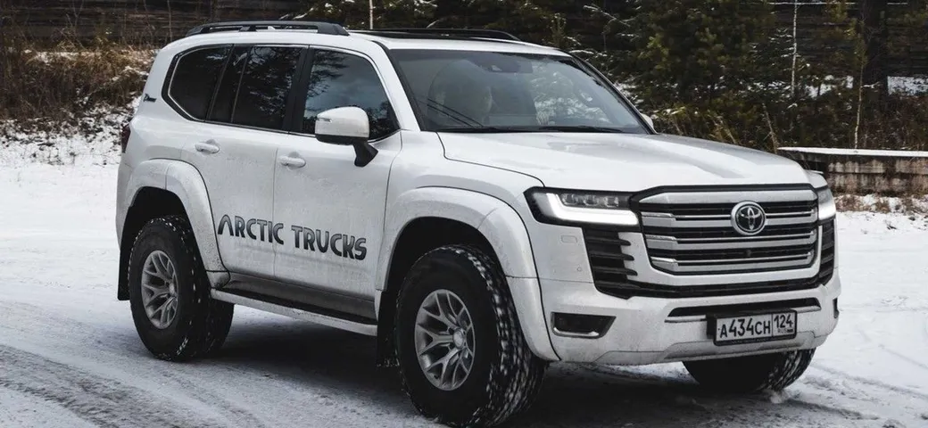 Toyota Land Cruiser 300 AT35: ancora più inarrestabile grazie ad Arctic Trucks