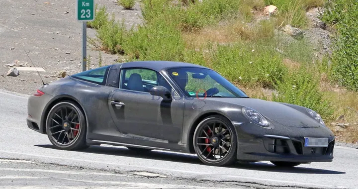 Porsche 911 GTS Targa: foto spia del restyling