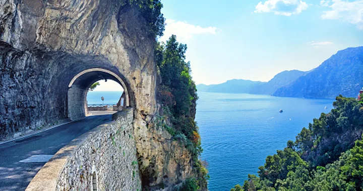 Amalfi e le top 10 strade al mondo: dove guidare è un piacere