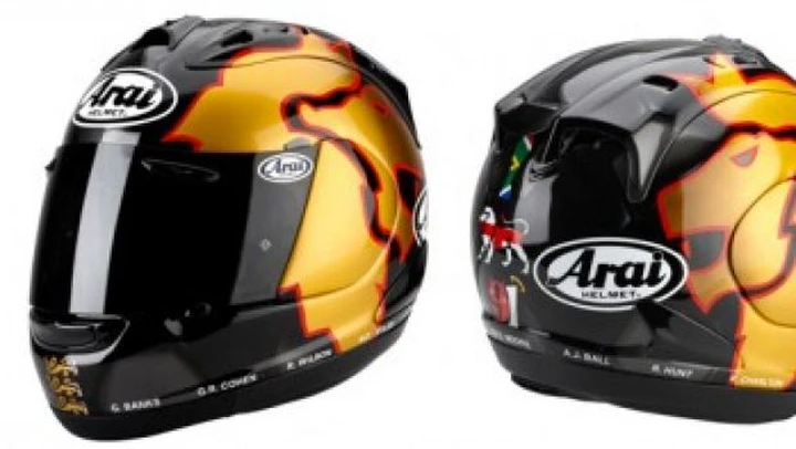 Leon Haslam in pista a Kyalami con un casco Arai che celebra i mondiali di calcio