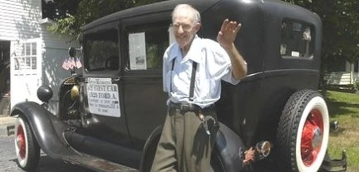A 84 anni guida ancora la sua prima auto