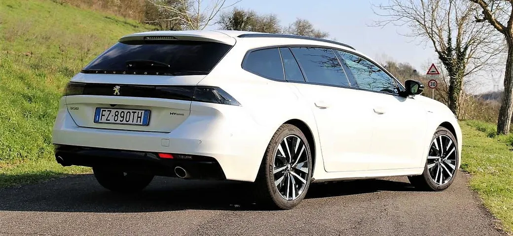 Peugeot 508 SW Hybrid 225 e-AT8 GT: la prova su strada