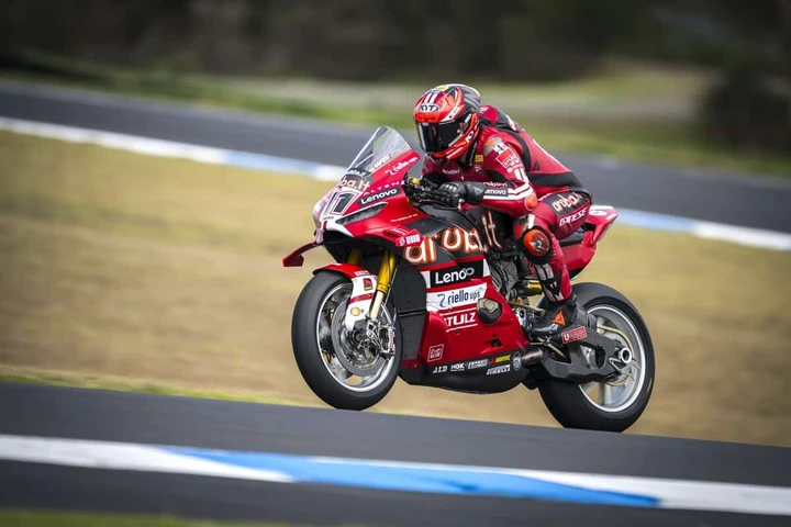 Bulega rafforza la vetta: Ducati in fuga a Portimão