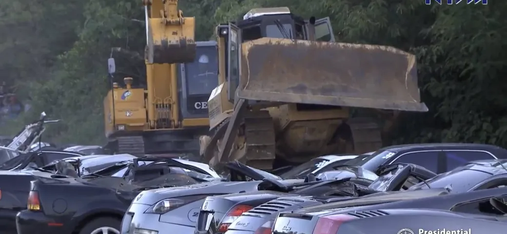 Filippine: 69 auto di lusso distrutte col bulldozer