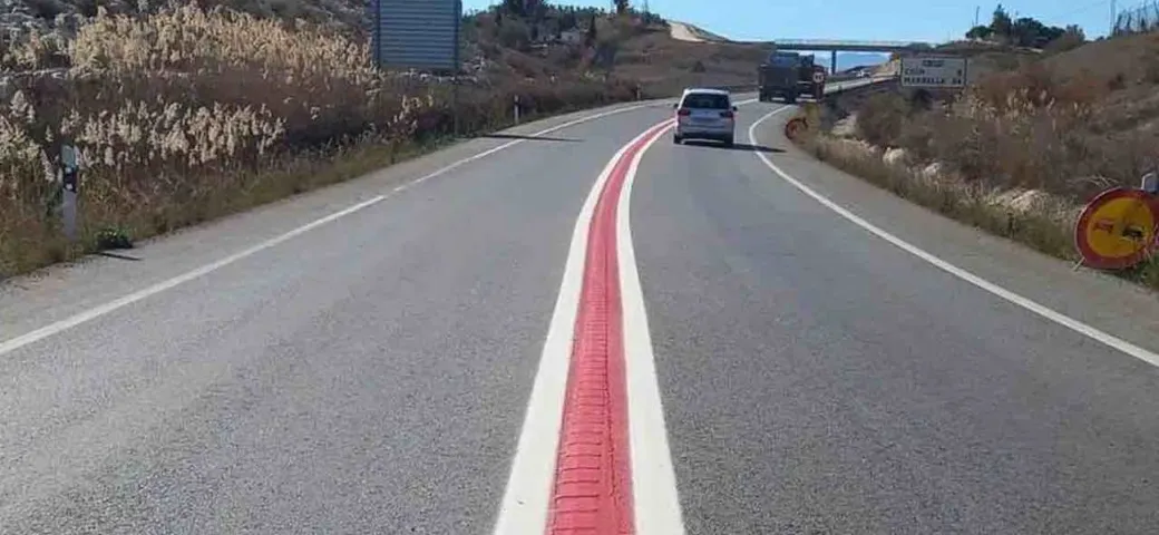 Cosa significano le strisce rosse: la nuova segnaletica per la sicurezza stradale