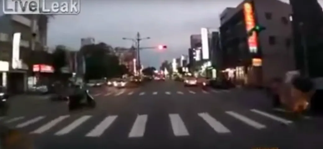 Terribile incidente di un camion dei pompieri con una moto [Video]