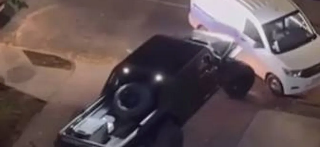 Giustiziere col pick-up 6x6 libera di forza la corsia d'uscita del box | Video