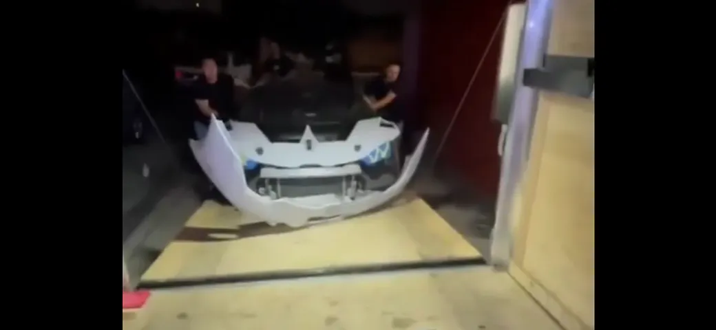 La Lamborghini Huracán viene spinta a mano verso un costoso epilogo