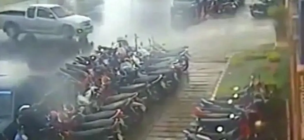 Pick-up perde il controllo e fa strike... di scooter [Video]