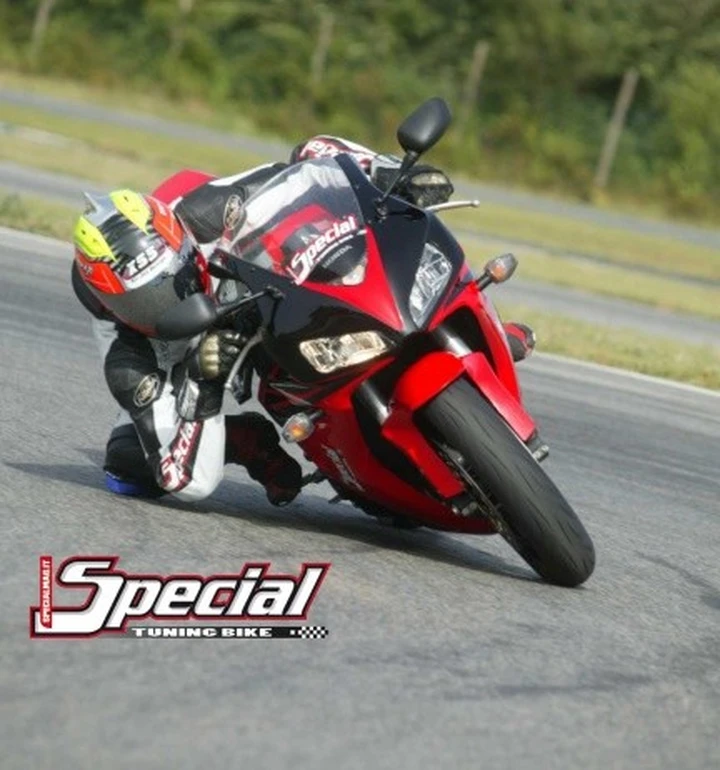Ipersportive a confronto: R1 vs CBR 1000 RR