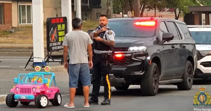 Canada, uomo ubriaco guida una Jeep Wrangler giocattolo in strada: fermato e arrestato